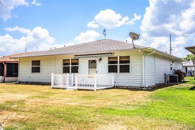 4976 Pleasant Hollow Trl, Lakeland, FL 33811 - back of house featuring a shingled roof, central air condition unit, and a yard