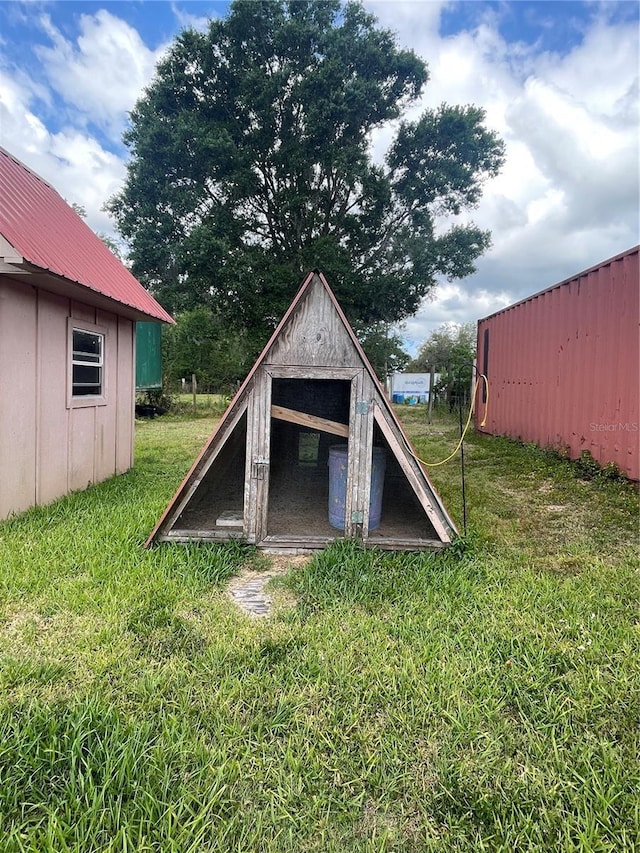 view of poultry coop featuring a lawn