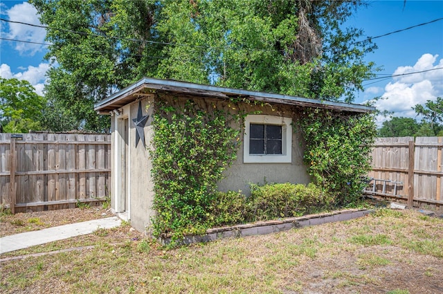view of outdoor structure featuring an outbuilding