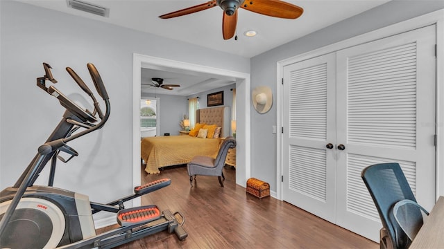 workout room featuring a ceiling fan, visible vents, wood finished floors, and recessed lighting