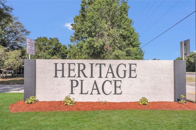 community sign with a lawn