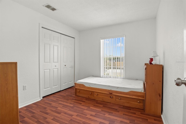 2812 Hickory Ridge Dr, Lakeland, FL 33813 - bedroom with baseboards, a closet, wood finished floors, and visible vents