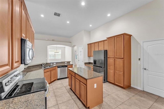 3592 Prescott Loop, Lakeland, FL 33810 - kitchen featuring visible vents, appliances with stainless steel finishes, arched walkways, a sink, and a peninsula