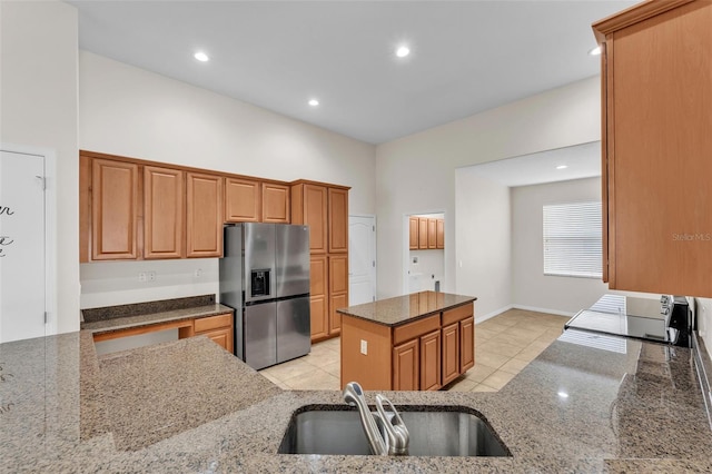 3592 Prescott Loop, Lakeland, FL 33810 - kitchen featuring stone countertops, a sink, a kitchen island, and stainless steel fridge with ice dispenser