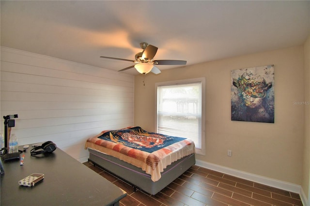 bedroom with baseboards and a ceiling fan