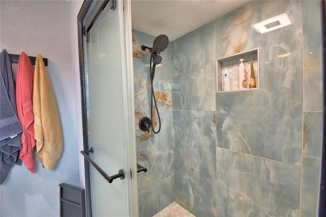 bathroom featuring a tile shower