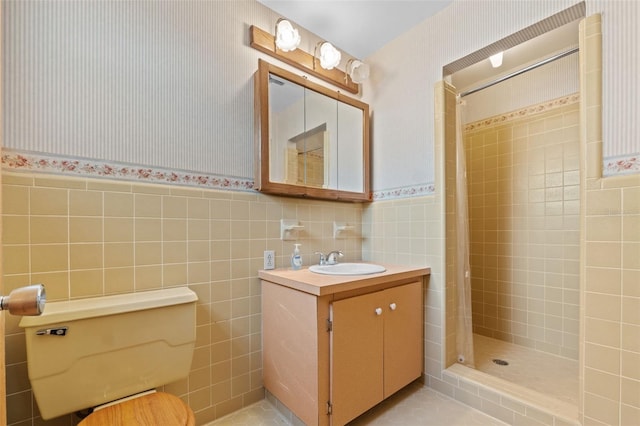 3441 Sherertz Rd, Lakeland, FL 33810 - bathroom featuring tile walls, a tile shower, toilet, vanity, and wainscoting