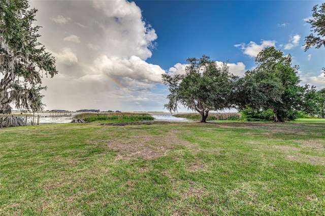 view of yard featuring a water view