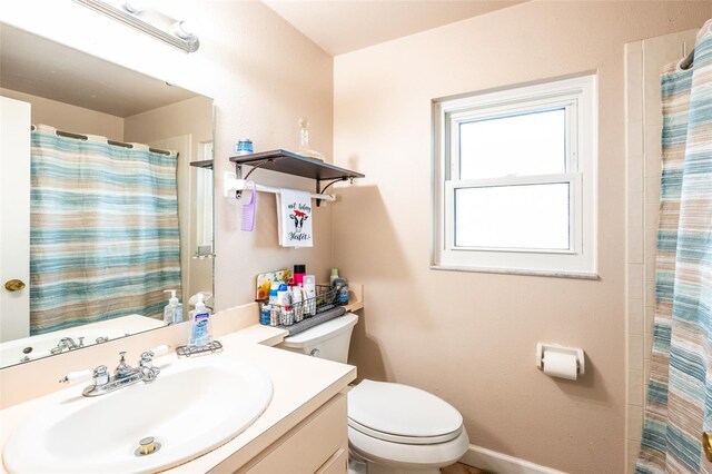 1061 Lowry Ave, Lakeland, FL 33801 - full bath featuring toilet, curtained shower, baseboards, and vanity
