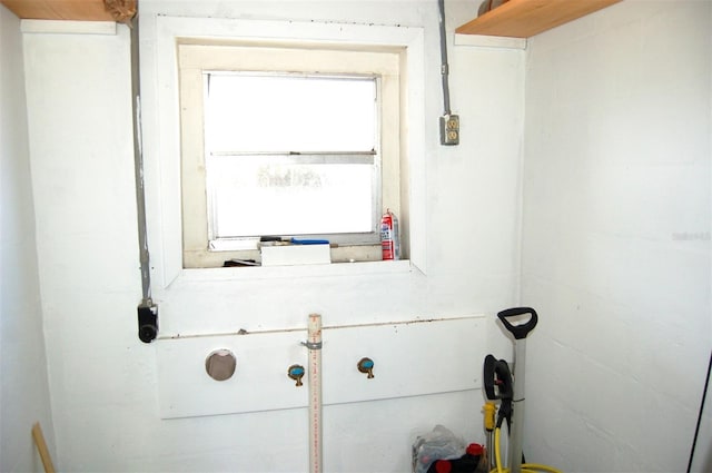 255 S Pennsylvania Ave, Lake Alfred, FL 33850 - detailed view of a fire extinguisher