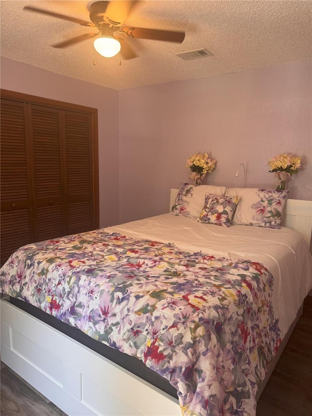 5619 Antler Trl, Lakeland, FL 33811 - bedroom featuring a closet, visible vents, a textured ceiling, and wood finished floors