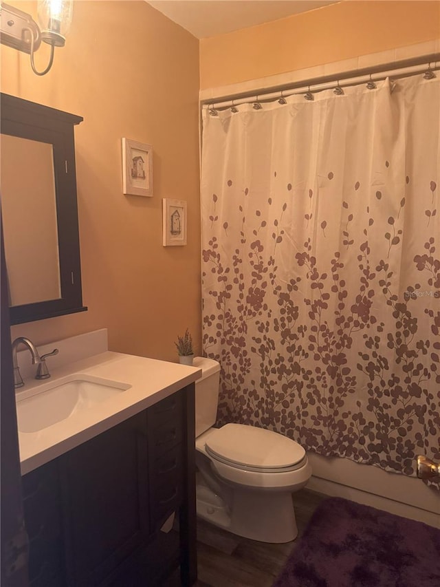 5619 Antler Trl, Lakeland, FL 33811 - bathroom featuring toilet, vanity, shower / bath combo, and wood finished floors