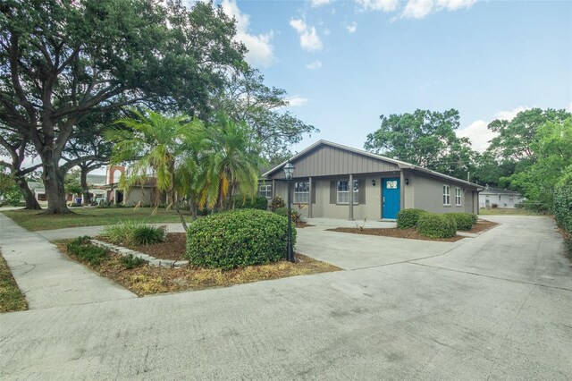 4008 S Carlisle Rd, Lakeland, FL 33813 - view of front of property featuring concrete driveway