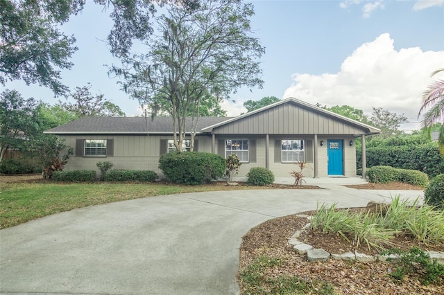 4008 S Carlisle Rd, Lakeland, FL 33813 - ranch-style house with brick siding, curved driveway, and a front lawn