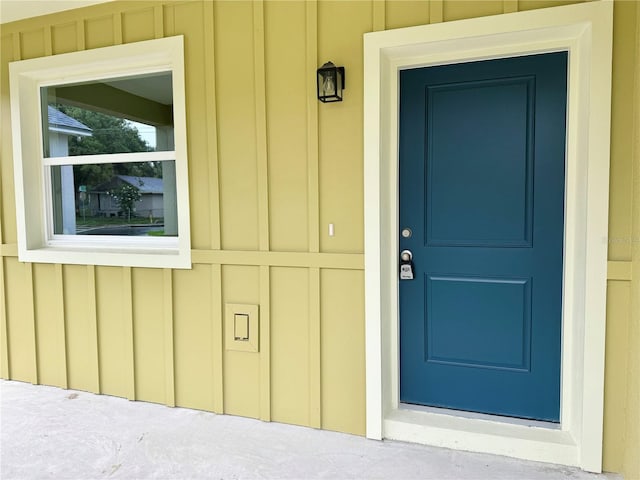 625 W 9th St, Lakeland, FL 33805 - entrance to property featuring board and batten siding