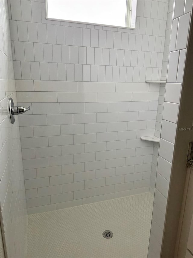 625 W 9th St, Lakeland, FL 33805 - full bathroom featuring tiled shower