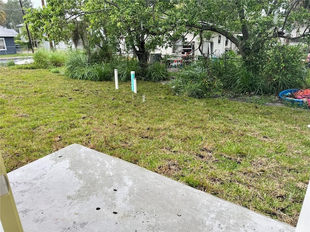 625 W 9th St, Lakeland, FL 33805 - view of green lawn featuring a patio area