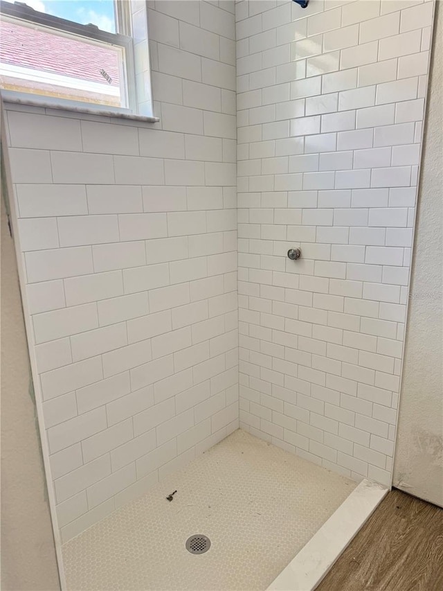 629 W 9th, Lakeland, FL 33805 - bathroom featuring tiled shower and wood finished floors