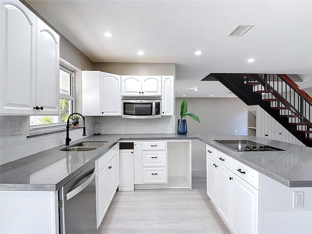 kitchen with a sink, light wood-type flooring, visible vents, recessed lighting, and appliances with stainless steel finishes