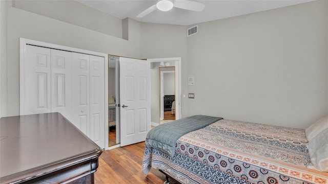bedroom with wood finished floors, a closet, and ceiling fan