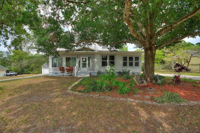 716 S Franklin Pl, Lakeland, FL 33815 - view of front facade featuring crawl space and a garage