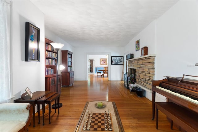 716 S Franklin Pl, Lakeland, FL 33815 - living area featuring a fireplace and a textured ceiling