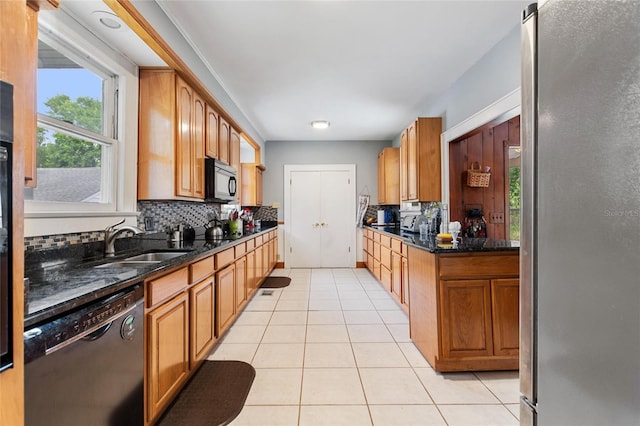 716 S Franklin Pl, Lakeland, FL 33815 - kitchen featuring black appliances, decorative backsplash, light tile patterned floors, and a sink