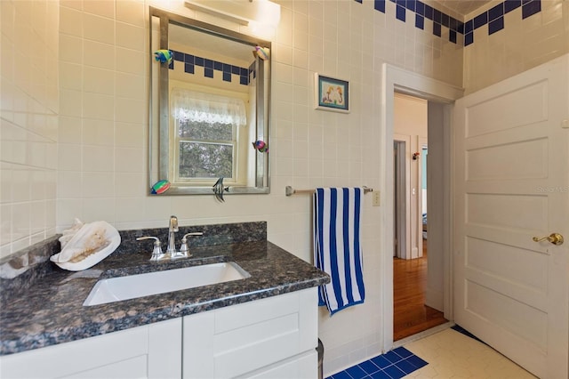 716 S Franklin Pl, Lakeland, FL 33815 - bathroom featuring tile walls, vanity, and tile patterned floors