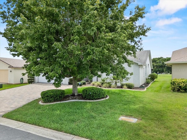 6086 Swallow Dr, Lakeland, FL 33809 - view of front of property featuring decorative driveway and a front yard