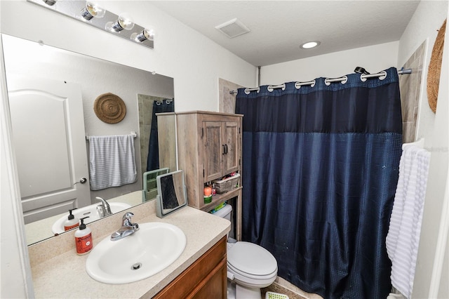 1825 Wallace Manor Ln, Winter Haven, FL 33880 - full bathroom featuring vanity, toilet, and a shower with shower curtain