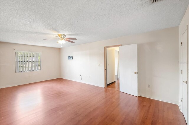 120 Bolender Rd, Auburndale, FL 33823 - spare room with ceiling fan, light wood-type flooring, a textured ceiling, and baseboards