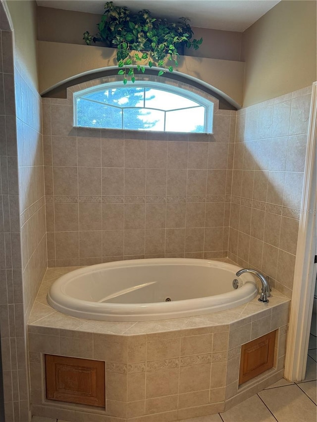 200 S Goodman Ave, Lake Alfred, FL 33850 - full bath featuring a whirlpool tub and tile patterned flooring
