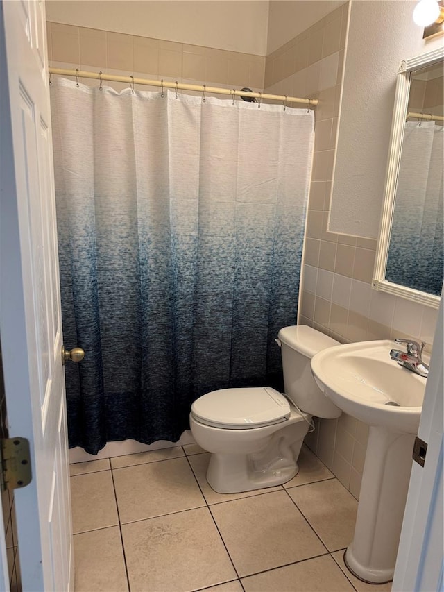 200 S Goodman Ave, Lake Alfred, FL 33850 - bathroom featuring tile walls, tile patterned flooring, and toilet