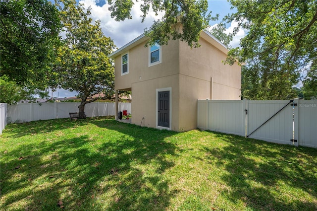 1105 Watersedge Dr, Lakeland, FL 33801 - rear view of house featuring a gate and stucco siding
