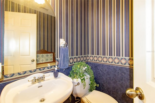 330 W Palmetto St, Lakeland, FL 33815 - bathroom featuring wallpapered walls, a sink, and toilet
