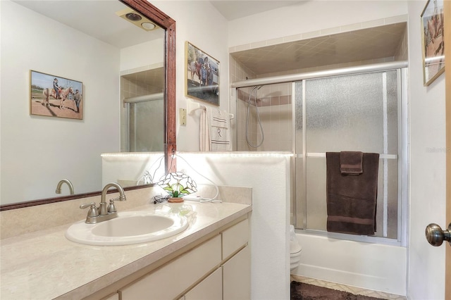 4404 Musket Dr, Lakeland, FL 33810 - full bath featuring toilet, bath / shower combo with glass door, and vanity