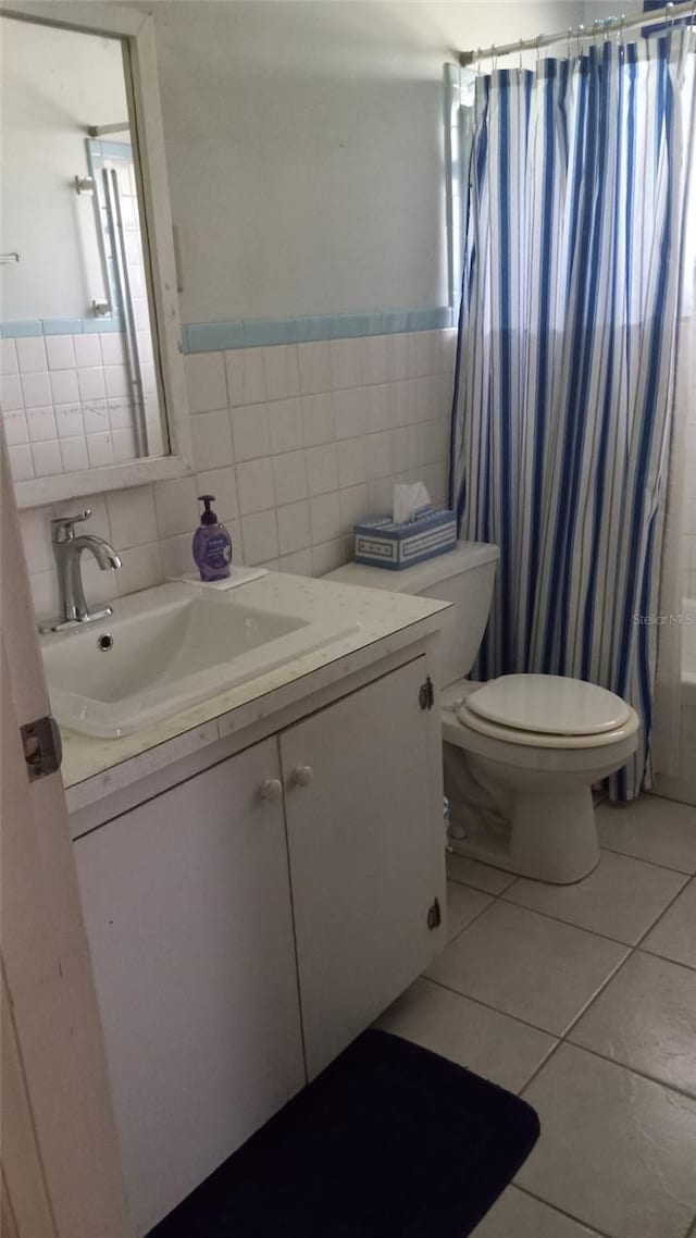 220 Pinehurst Dr, Auburndale, FL 33823 - full bath featuring tile walls, vanity, tile patterned flooring, and wainscoting