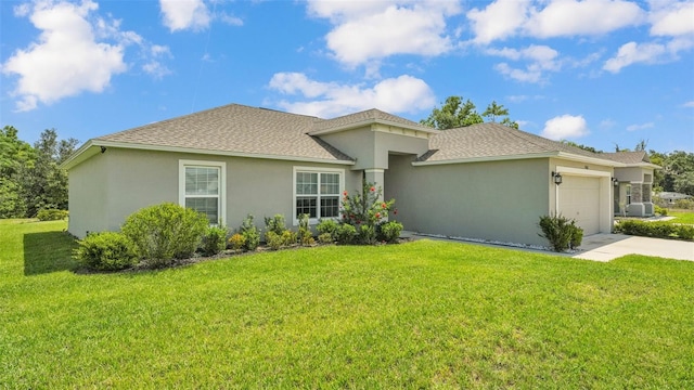 4582 Penkert Pl, Lakeland, FL 33811 - view of front of house with stucco siding, an attached garage, driveway, and a front lawn