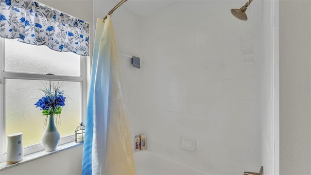 2912 Aston Ave, Plant City, FL 33566 - bathroom with shower / bath combo with shower curtain