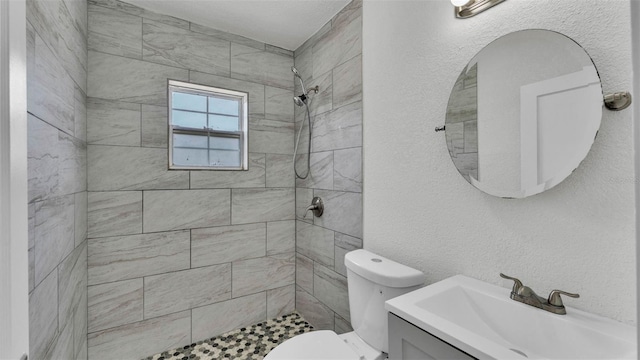 725 Ave B SW, Winter Haven, FL 33880 - bathroom featuring tiled shower, toilet, vanity, and a textured wall