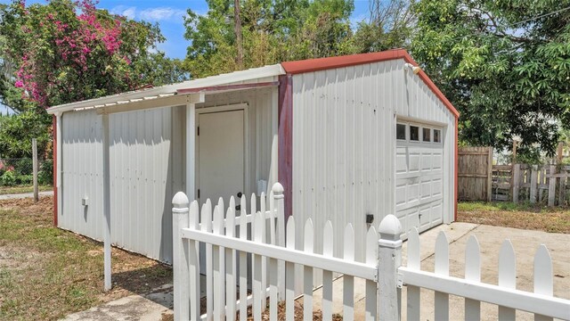 725 Ave B SW, Winter Haven, FL 33880 - view of outdoor structure with fence, an outbuilding, and driveway