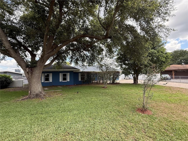 1328 Edgewater Beach Dr, Lakeland, FL 33805 - view of front of property featuring a front yard