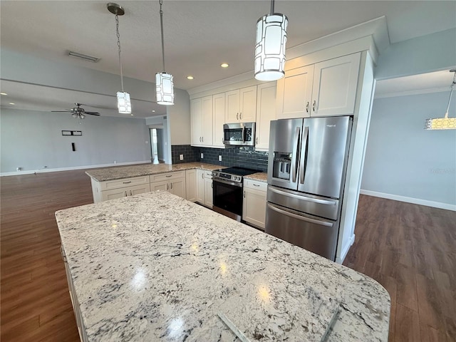 1328 Edgewater Beach Dr, Lakeland, FL 33805 - kitchen with appliances with stainless steel finishes, baseboards, a peninsula, backsplash, and recessed lighting