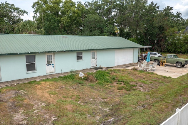 2219 New Jersey Rd, Lakeland, FL 33803 - view of front of home with stucco siding, metal roof, and fence