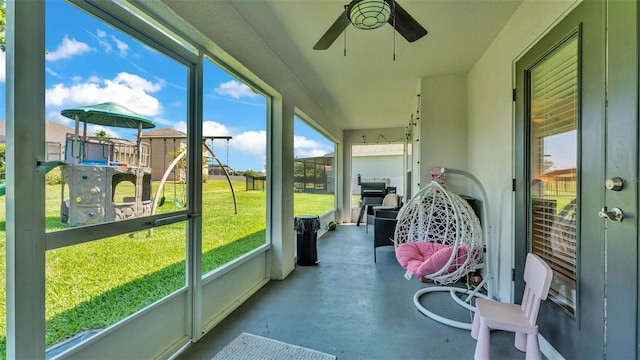 sunroom with ceiling fan