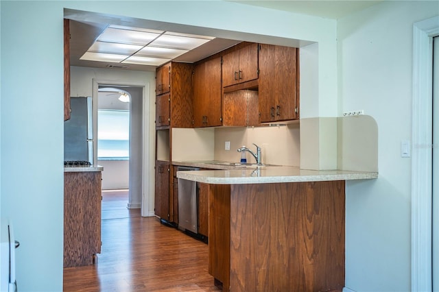 2710 Fairmount Ave, Lakeland, FL 33803 - kitchen with stainless steel appliances, a sink, light countertops, dark wood-type flooring, and a peninsula