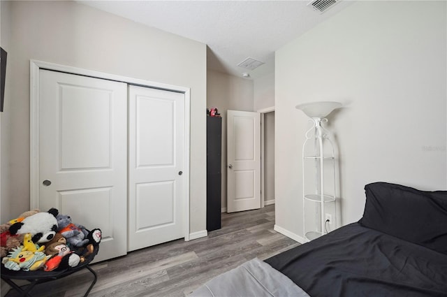 4303 Moon Shadow Loop, Mulberry, FL 33860 - bedroom with wood finished floors, a closet, and baseboards