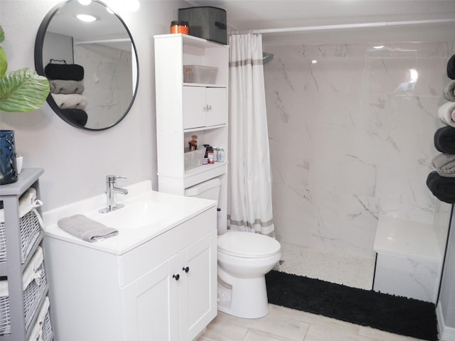 355 E Columbia St, Lake Alfred, FL 33850 - full bath with a shower with curtain, vanity, and toilet