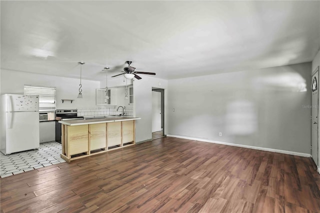 633 Glenda St, Lakeland, FL 33805 - kitchen with freestanding refrigerator, electric stove, wood finished floors, a ceiling fan, and a peninsula
