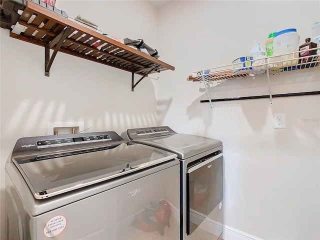 laundry room with washer and clothes dryer and baseboards